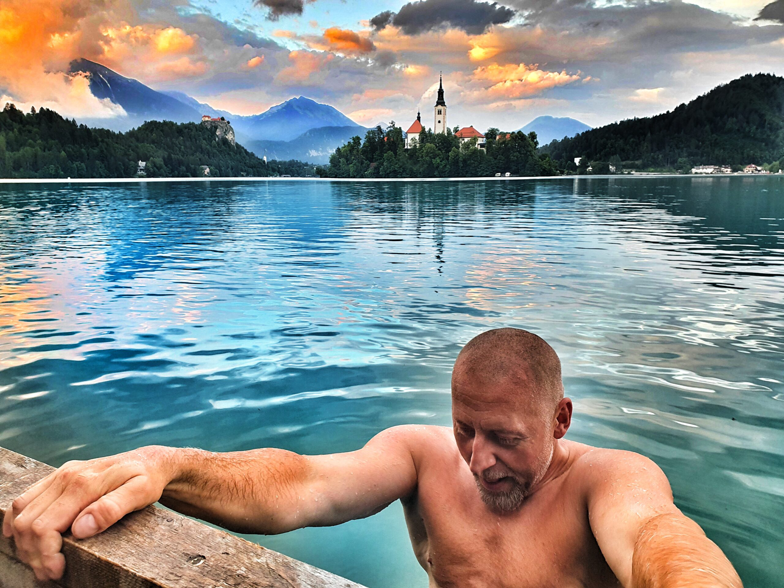 Morska terapia na Krecie: Doświadczenie zanurzenia w słonej wodzie w The Place. Opalony mężczyzna w zatoczce z widokiem na góry.