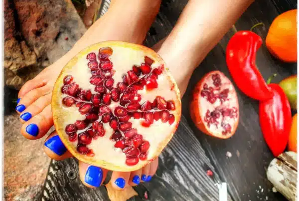 Stopy kobiety i owoc granatu jako symbol: zdrowe odżywianie i ruch w systemie Vedant