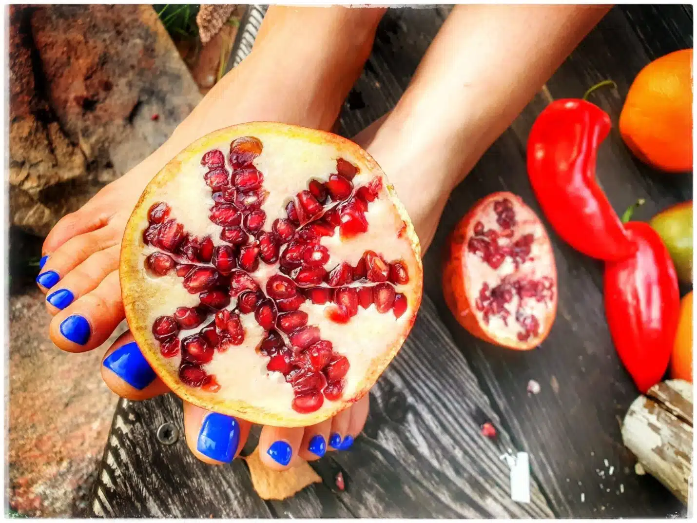 Stopy kobiety i owoc granatu jako symbol: zdrowe odżywianie i ruch w systemie Vedant