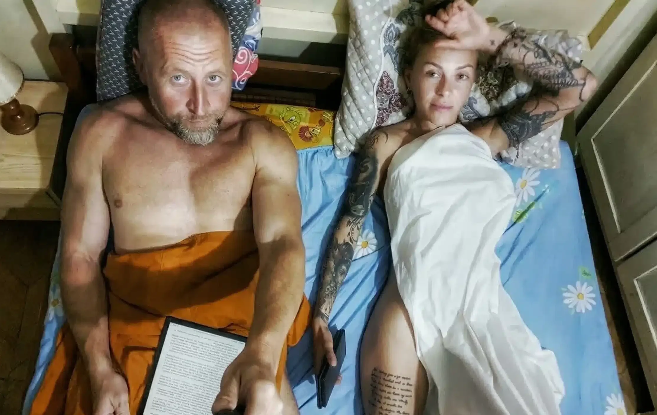 Moment wyciszenia w Filipinach podczas walki z gorączką denga - małżeńśtwo walczące z tropikalną chorobą na Filipinach