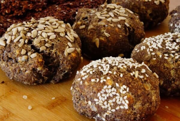 Złociste, domowe keto bułki posypane czarnuszką, będące źródłem zdrowych tłuszczów i witaminy E.