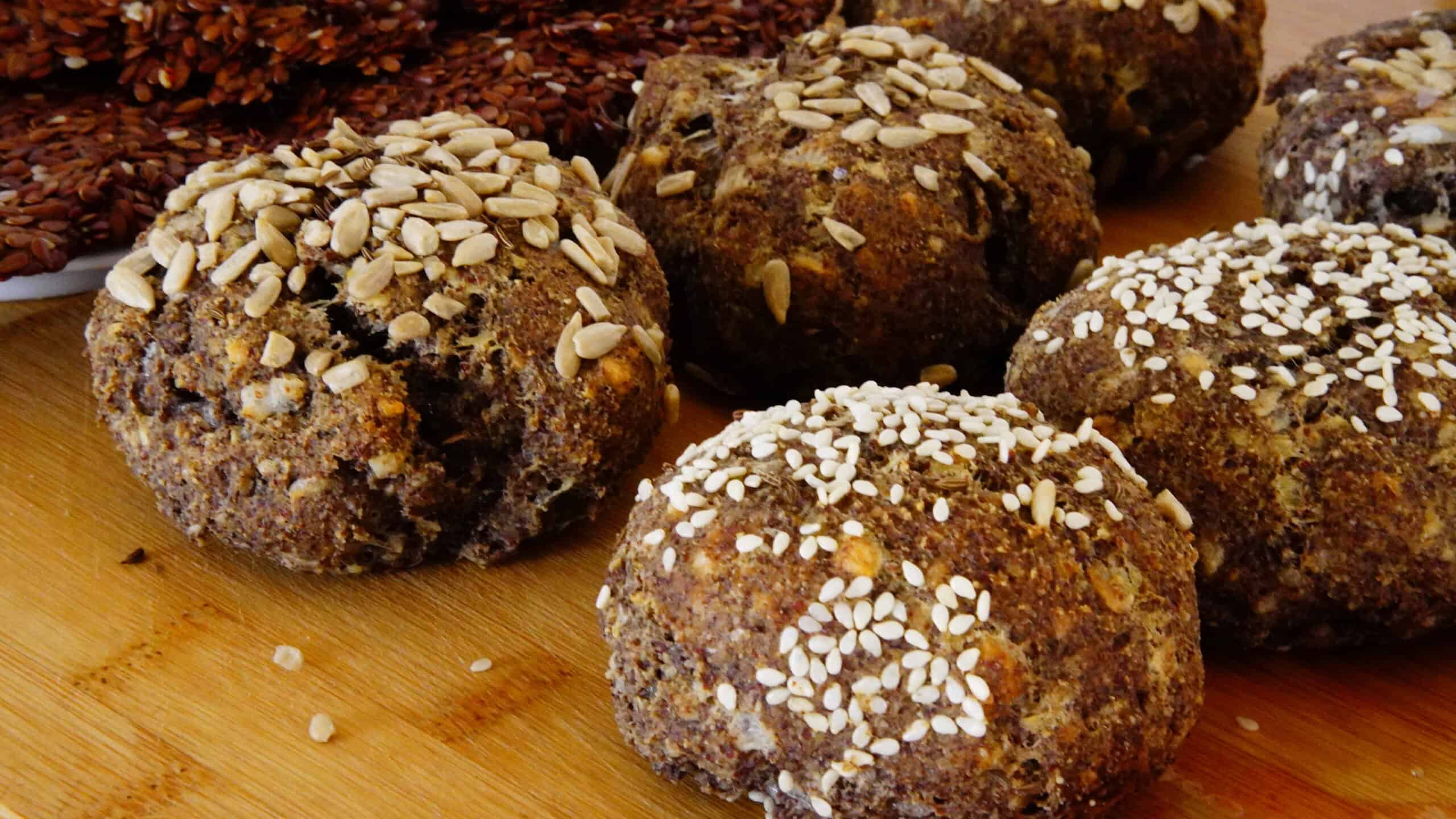 Złociste, domowe keto bułki posypane czarnuszką, będące źródłem zdrowych tłuszczów i witaminy E.