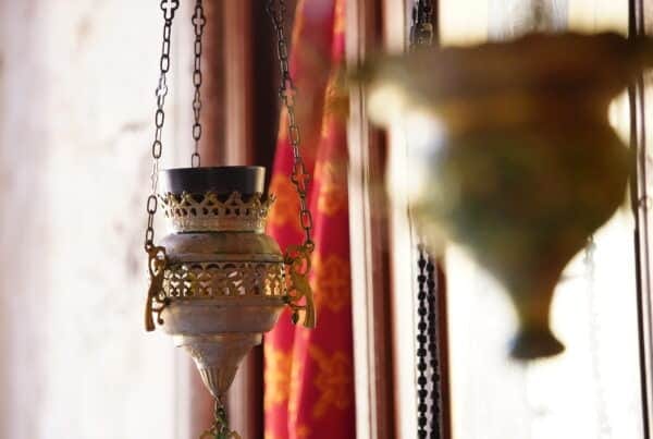 Gruziński klasztor i wiszące kadzidło symbolizujące zaufanie do przestrzeni i spokój odnaleziony w Kaukazie.