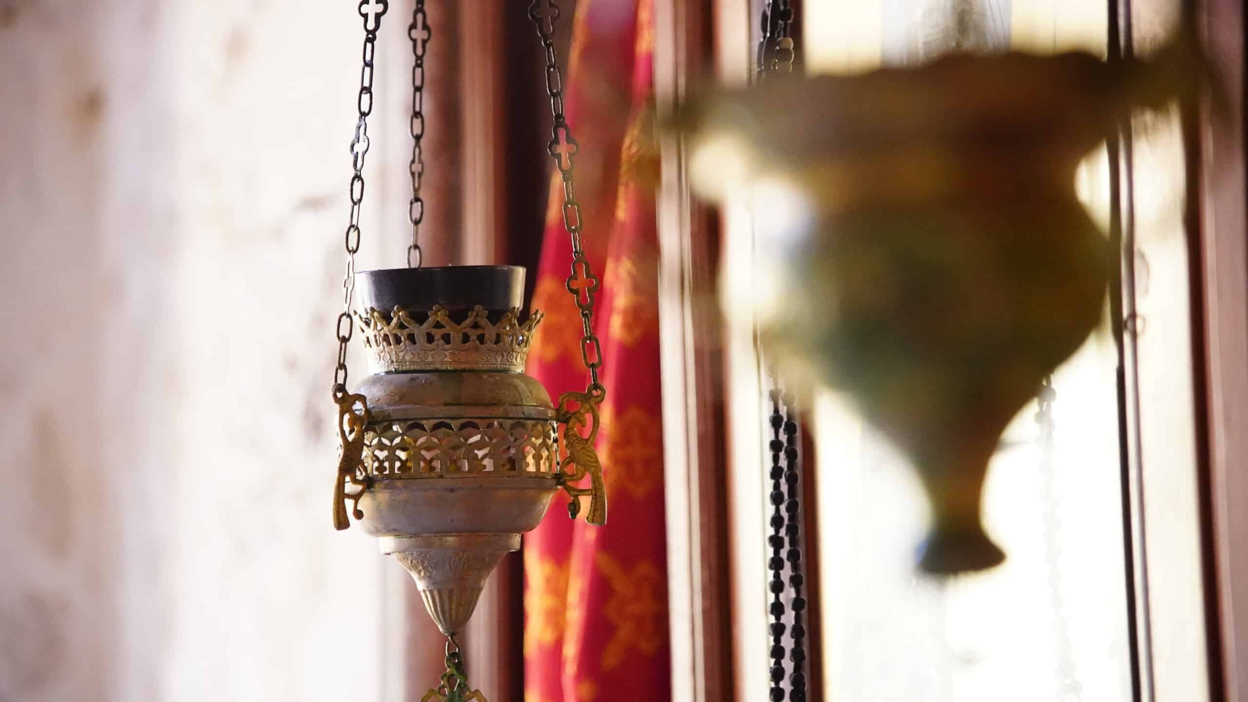 Gruziński klasztor i wiszące kadzidło symbolizujące zaufanie do przestrzeni i spokój odnaleziony w Kaukazie.