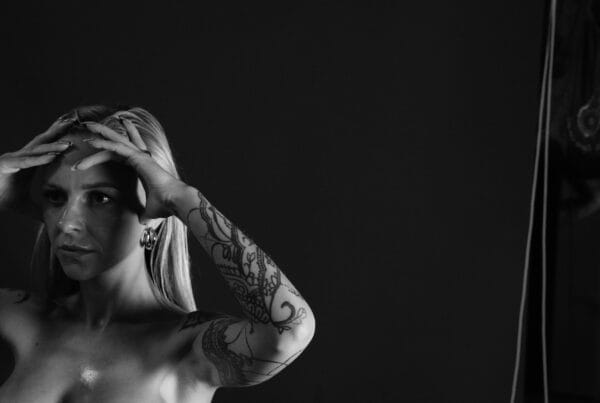 szok, meva, kobieta, fotografia czarno-biała konsultacja on-line