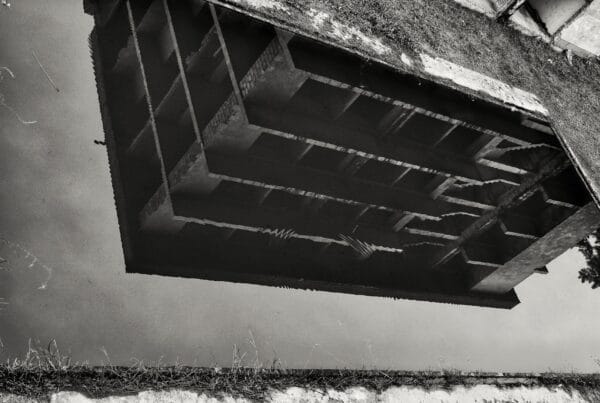 Strategia przetrwania DDA hiperuważność i parentyfikacja dziecka Odbicie konstrukcji budynku w wodzie, odwrócony obraz jako metafora dezorientacji i adaptacji w dzieciństwie DDA