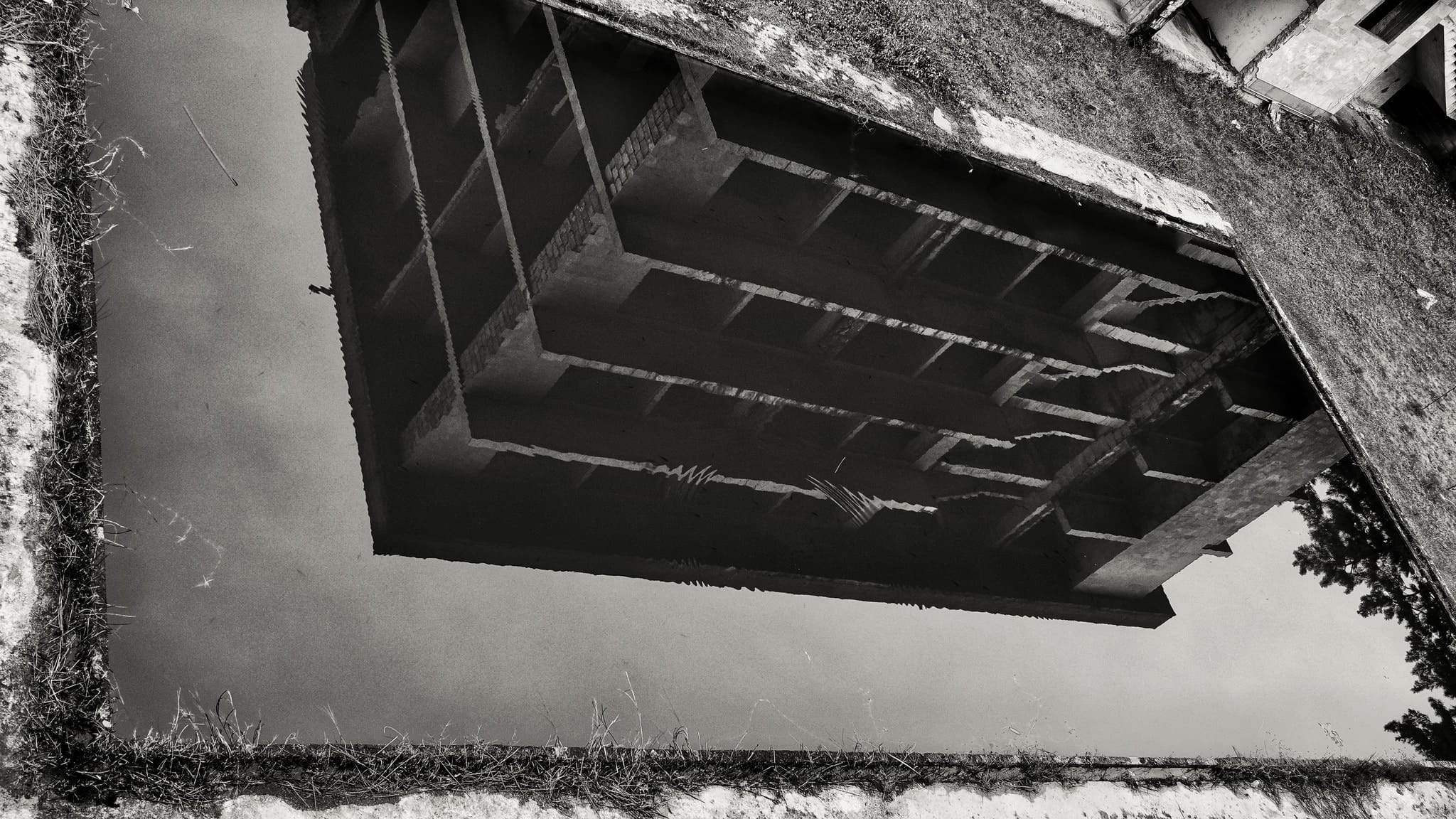 Strategia przetrwania DDA hiperuważność i parentyfikacja dziecka Odbicie konstrukcji budynku w wodzie, odwrócony obraz jako metafora dezorientacji i adaptacji w dzieciństwie DDA