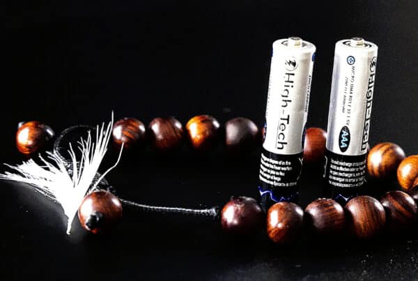 Atrybuty Trenera Integralnego - koraliki i pióro jako symbol integracji duchowości i materii.