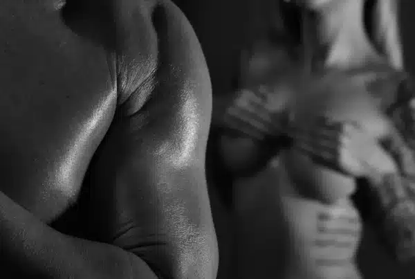 Konceptualne ujęcie pokazujące kontrast między rozkwitem energetycznym u kobiety a zjazdem energii u mężczyzny po orgazmie, ilustrujące temat: męski orgazm.