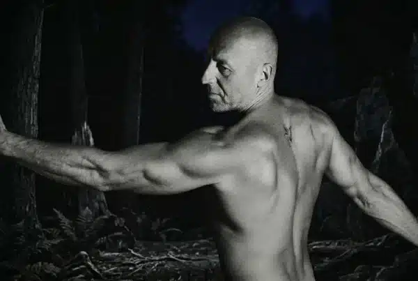 Mężczyzna podczas treningu siłowego dbający o naturalny poziom testosteronu