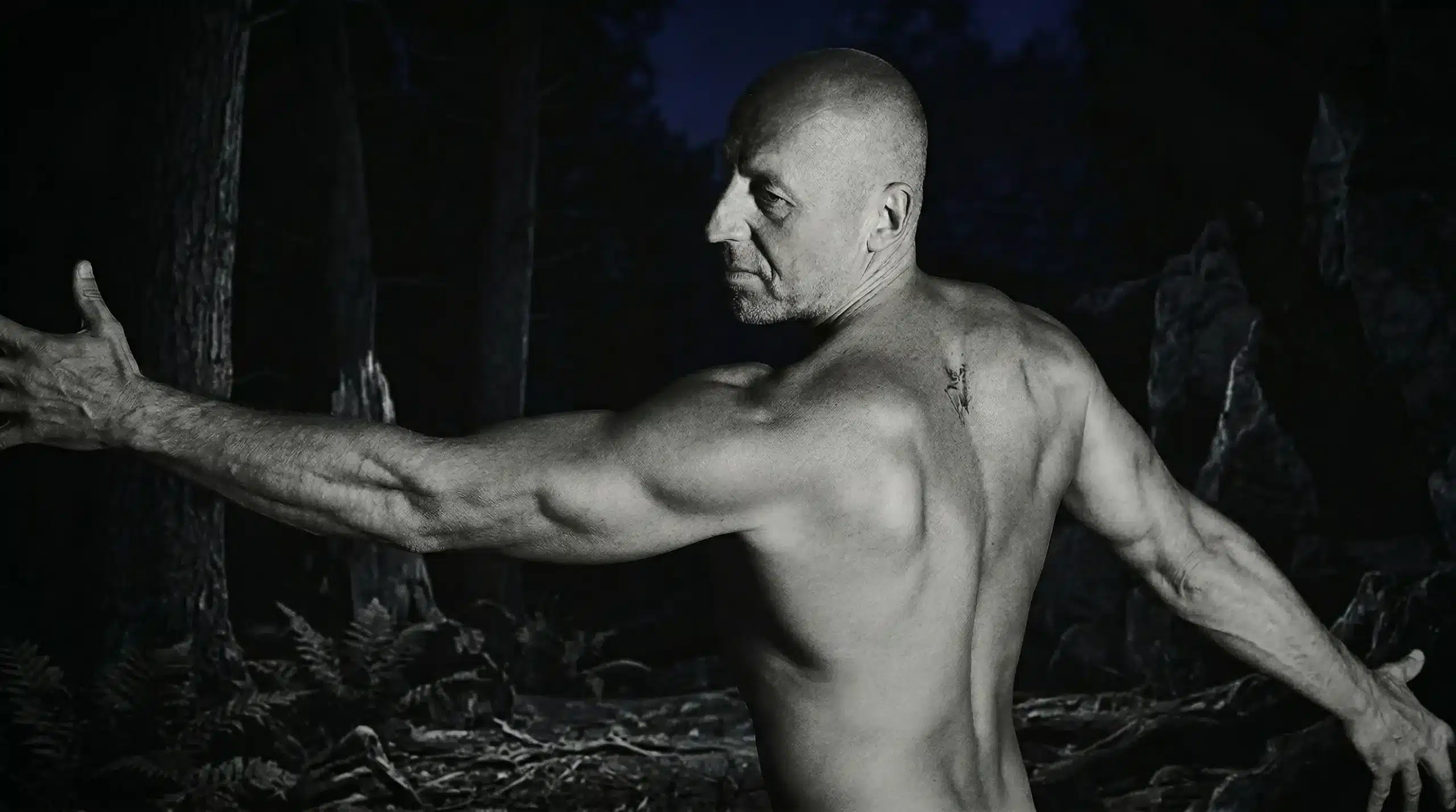 Mężczyzna podczas treningu siłowego dbający o naturalny poziom testosteronu