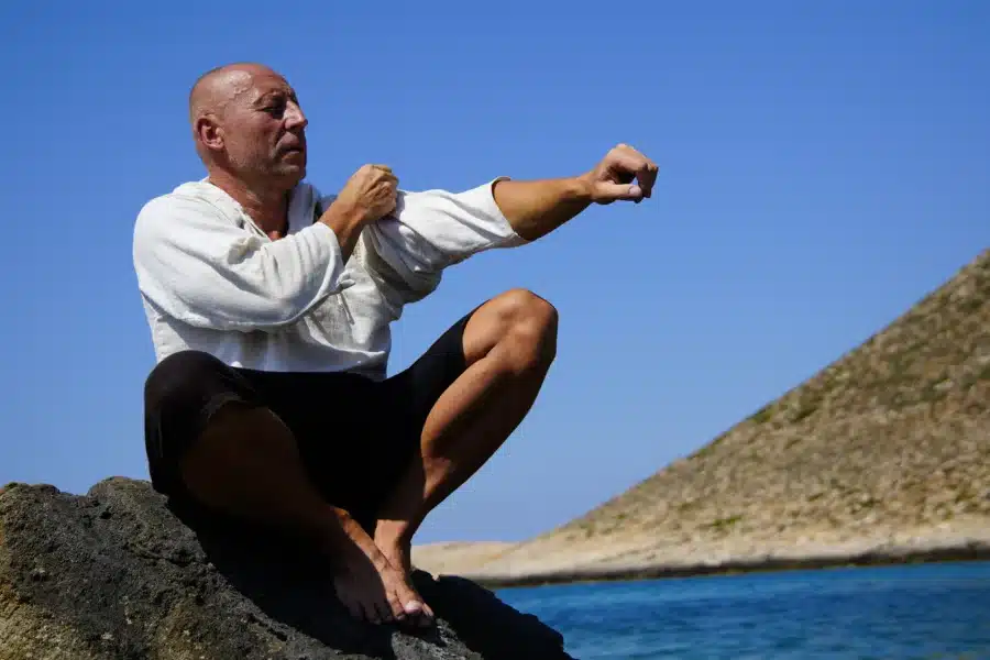 Współczesny wojownik patrzący na horyzont, symbolizujący siłę, wrażliwość i gotowość do ochrony własnych granic i królestwa.