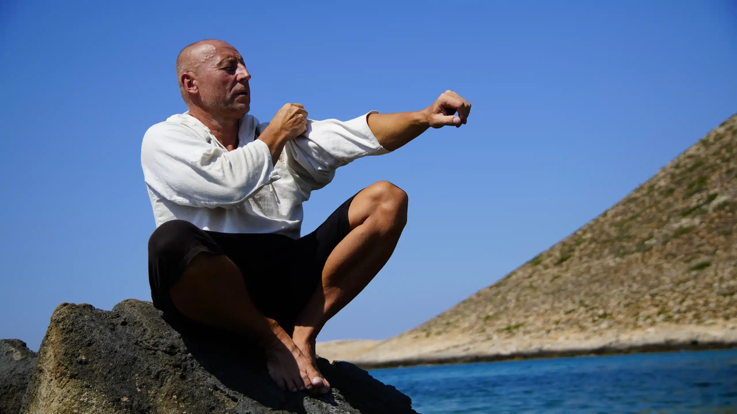 Współczesny wojownik patrzący na horyzont, symbolizujący siłę, wrażliwość i gotowość do ochrony własnych granic i królestwa.